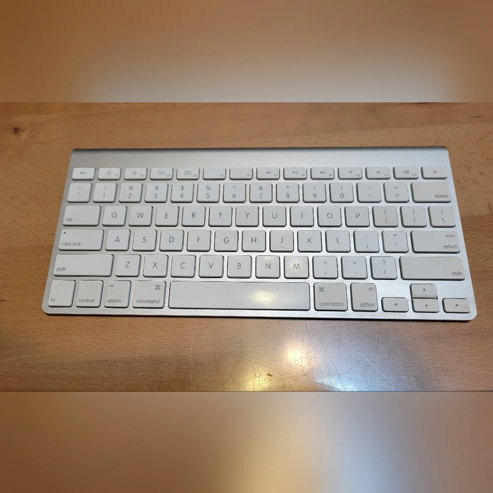 Apple Magic Keyboard A1314 (2009) Wireless Bluetooth Tested Works Great! Used